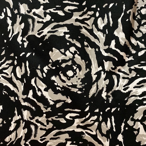 Jacob black, white, grey flower/abstract pencil skirt - Picture 2 of 6